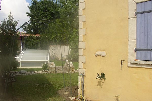 accès vers la piscine et le jardin