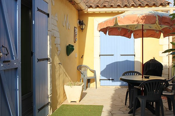 Terrasse extérieure aménagée avec BBQ